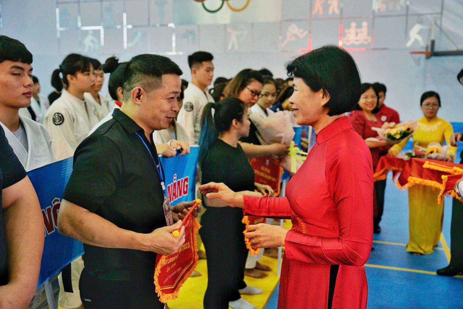 Đồng chí Lê Thị Hoàng Yến – Phó Cục trưởng Cục Thể dục Thể thao tặng cờ lưu niệm cho các đoàn tham dự giải.
